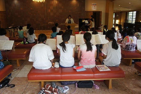 ◆音楽教室は唯一屋内で行われ、最終日には歌と演奏の発表会も行われます。