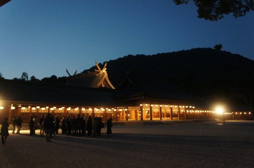 ◆夕刻、内拝殿での正式参拝後、神職の説明に耳を傾ける参加者（写真は先日11月12日（土）に開催された様子）