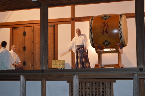 元旦午前0時、宮司の初太鼓が新しい年のはじまりを告げます。